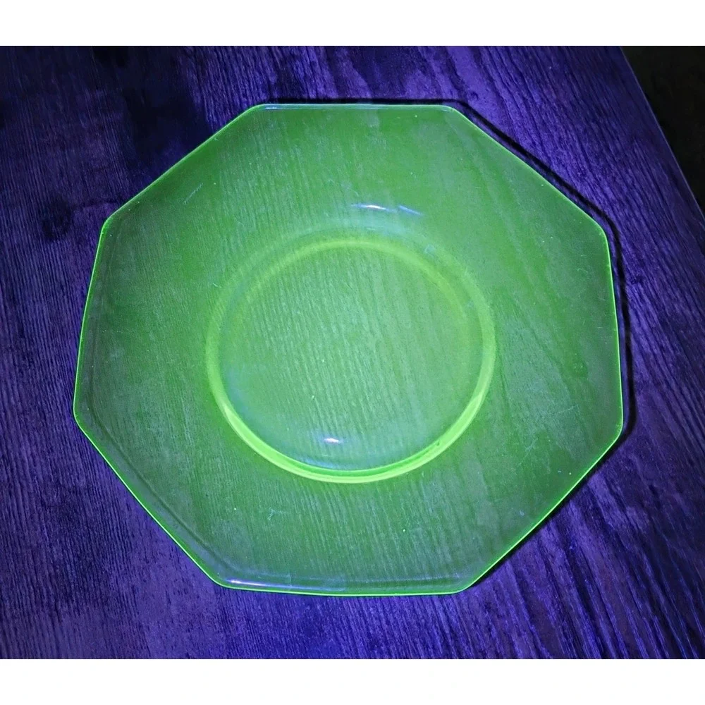 Octagon‎ Shaped Lunch Dinner Plate Green Uranium Vaseline Glow 7.75
